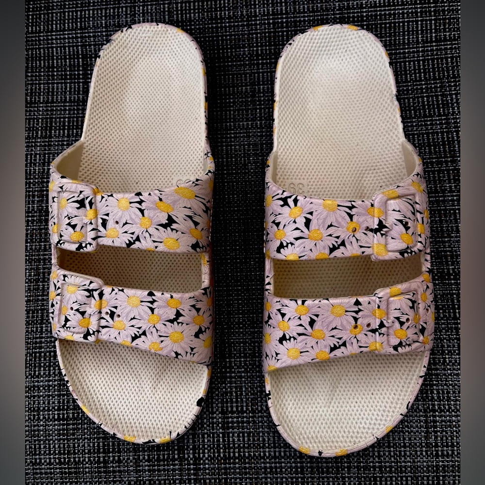 Freedom Moses Sandals. 38-39